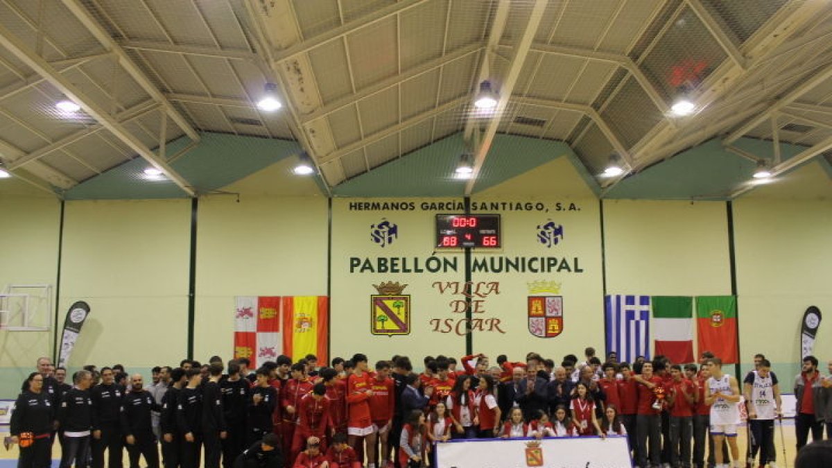 Foto de familia del XXV Torneo Internacional Villa de Íscar. / E. M.