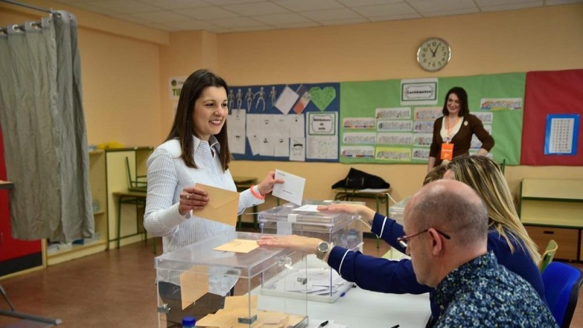 Soraya Mayo vota en Zaratán en la jornada del 28A.-EUROPA PRESS