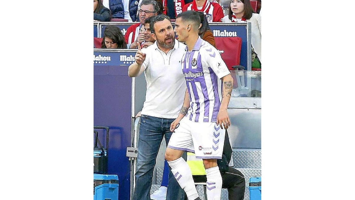 Sergio da instrucciones a Guardiola.-PHOTO-DEPORTE
