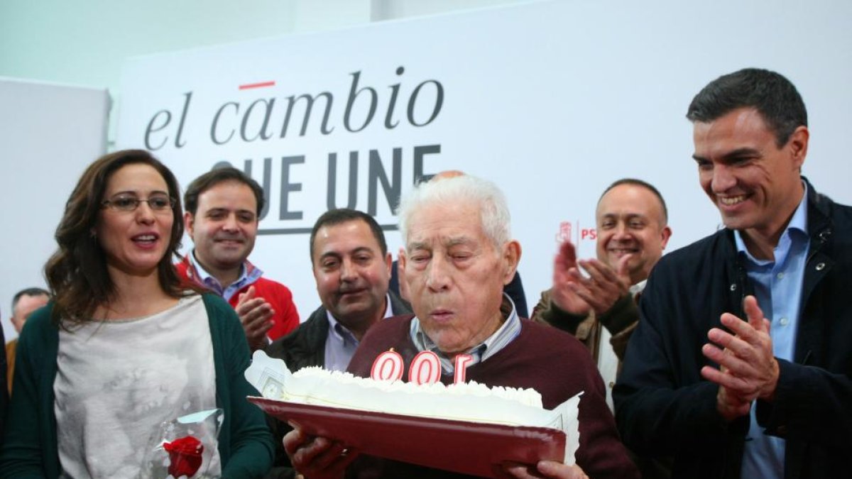 El secretario general de el PSOE, Pedro Sánchez (D), junto al militante Antonio Fernández, que recientemente ha cumplido 100 años.-ICAL