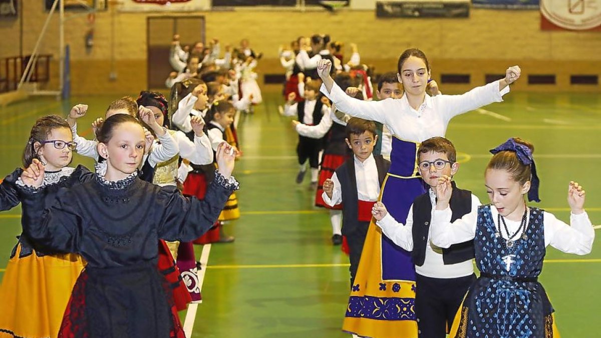 Colocadas en dos filas, las bailarinas levantan los brazos para comenzar a bailar las tradicionales jotas castellanas en Laguna.-J.M.LOSTAU