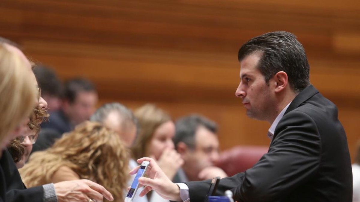 El portavoz del Grupo Socialista, Luis Tudanca, durante el Pleno de las Cortes de Castilla y León.-ICAL