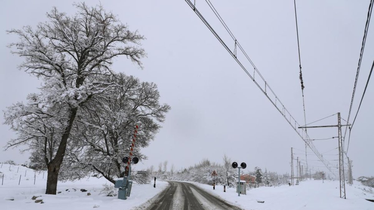 La nieve cubre una carretera en la provincia de Segovia.-ICAL