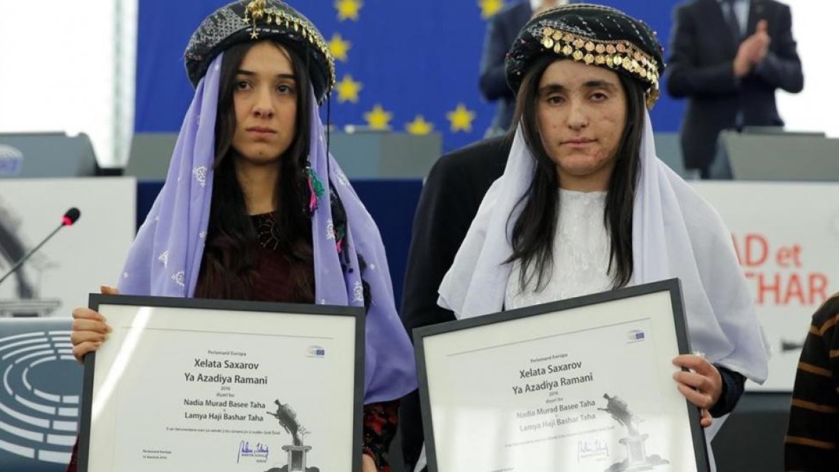 Nadia Murad (izquierda) y Lamiya Aji, galardonadas con el premio Sajarov 2016, en el Parlamento Europeo, en Estrasburgo, este martes.-REUTERS / VINCENT KESSLER