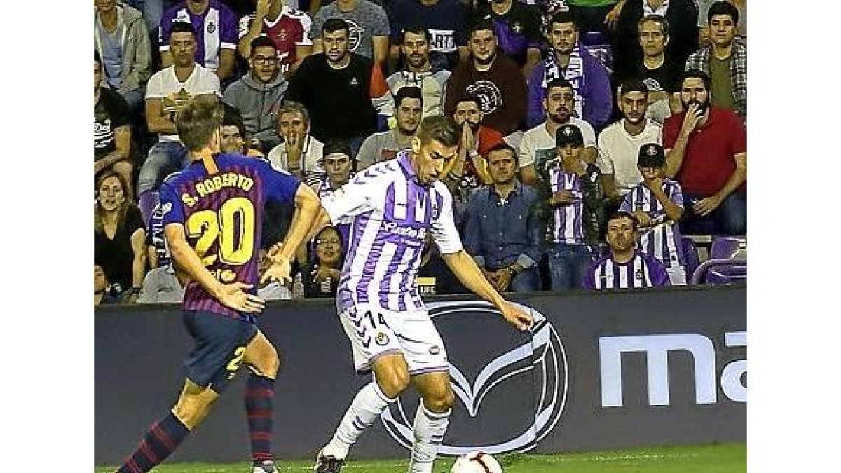 Rubén Alcaraz se dispone a centrar ante la defensa del barcelonista Sergi Roberto.-J.M. LOSTAU
