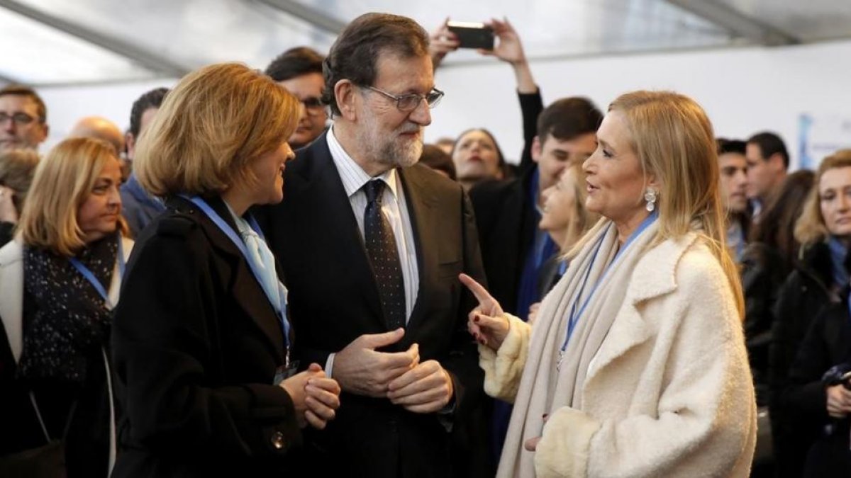 Mariano Rajoy, entre María Dolores de Cospedal y Cristina Cifuentes, en el congreso nacional del PP.-JOSÉ LUIS ROCA