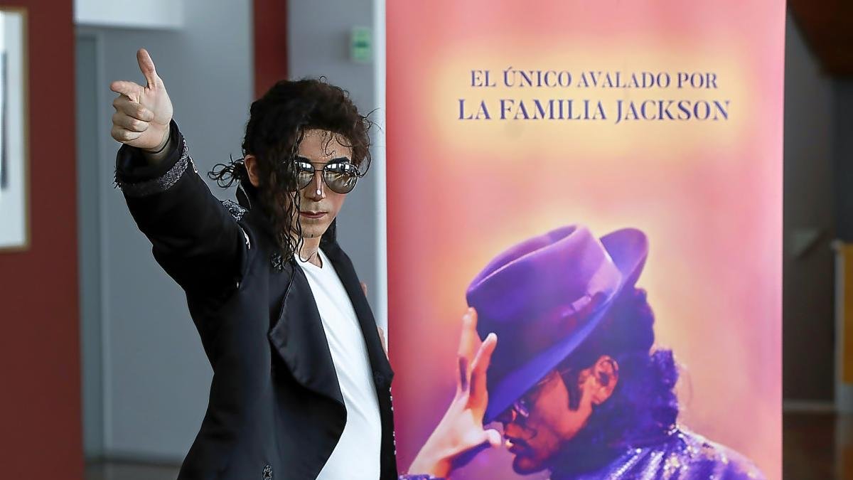 Álex Blanco, caracterizado como Michael Jackson, junto al cartel de ‘Forever’.-J. M. LOSTAU