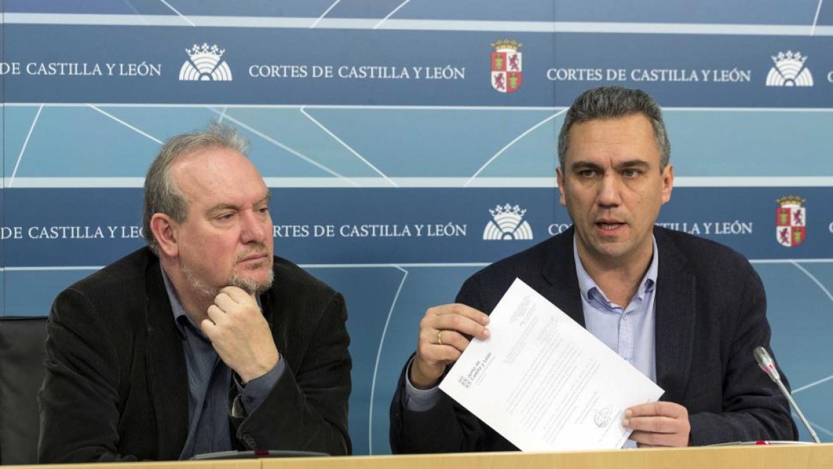 El Secretario General del PSOE de Valladolid, Javier Izquierdo (derecha)-EL MUNDO