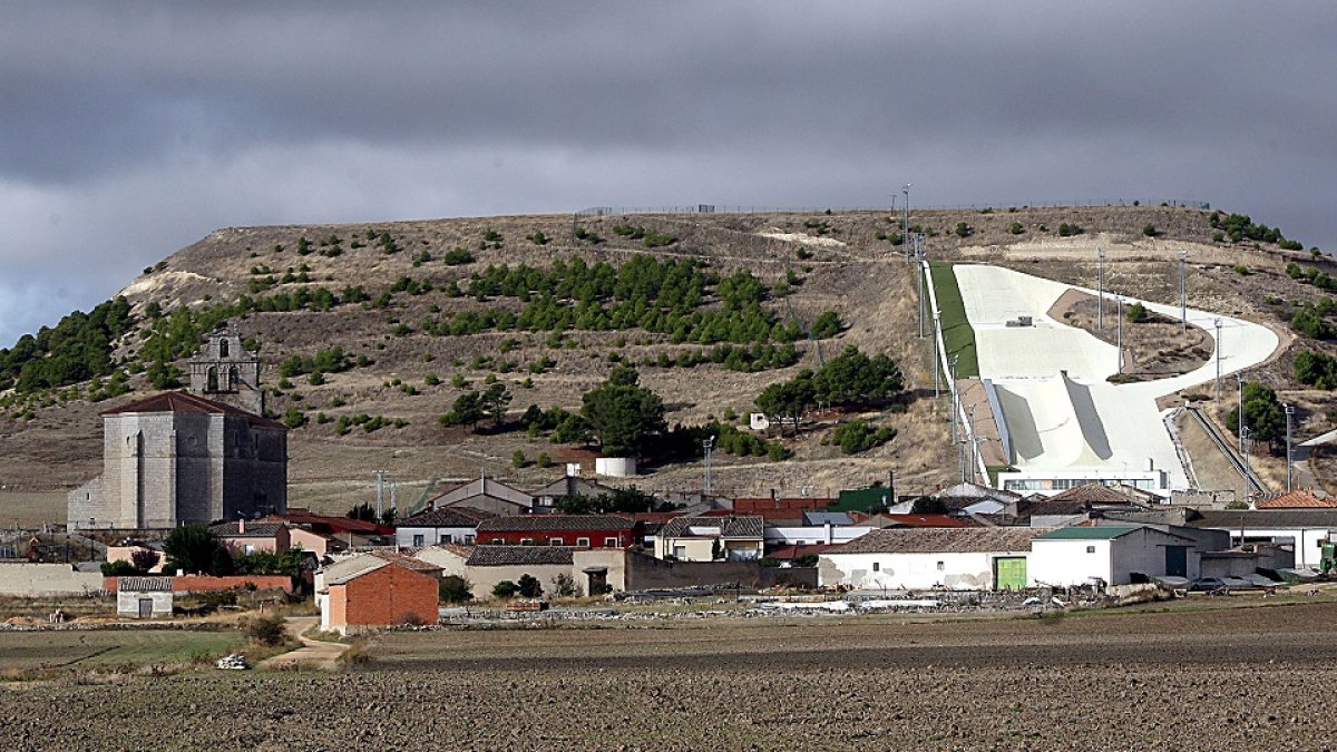 Instalaciones del fallido proyecto ‘Meseta Ski’ en la pedanía tordesillana de Villavieja del Cerro, en una foto de archivo. ICAL