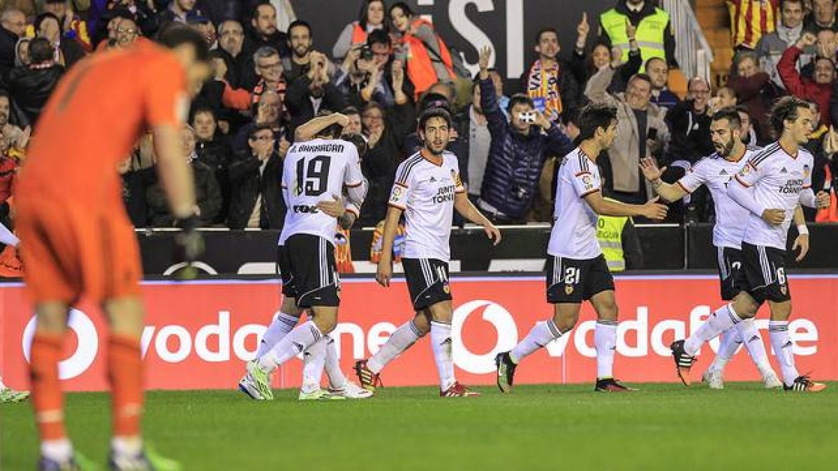Los jugadores de Valencia felicitan a Barragán tras el gol del empate, ante un desolado Casillas.-Foto: MIGUEL LORENZO