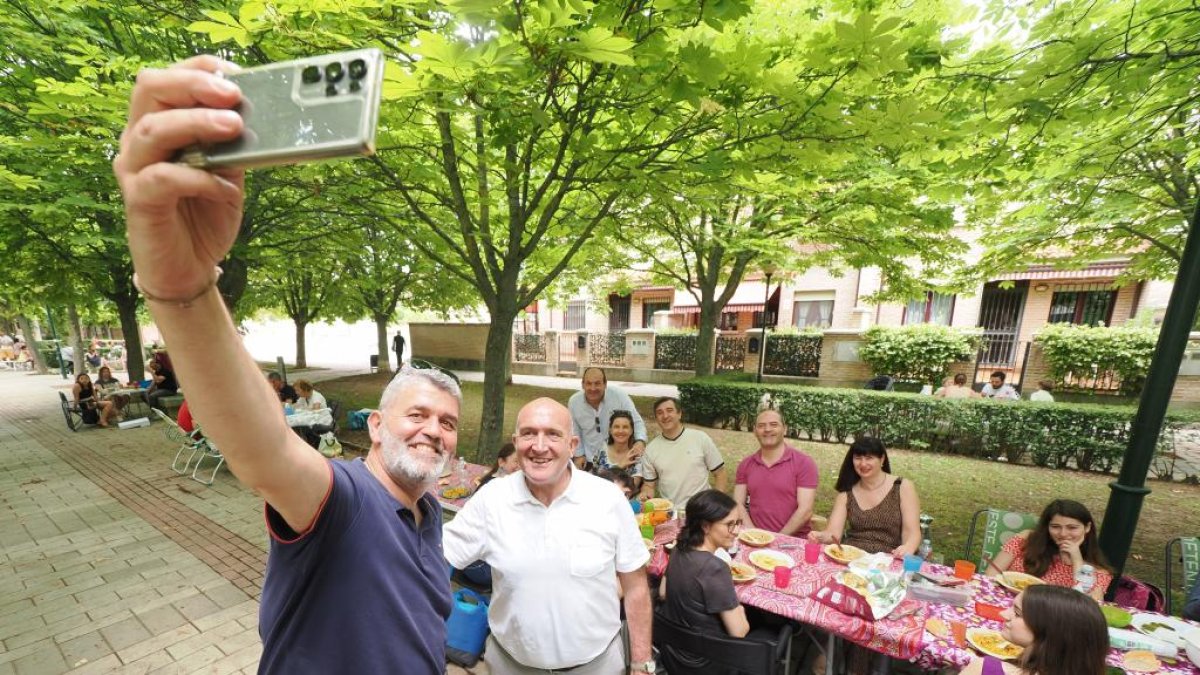 Visita del alcalde de Valladolid, Jesús Julio Carnero, a la paellada popular de las fiestas de Covaresa. -PHOTOGENIC