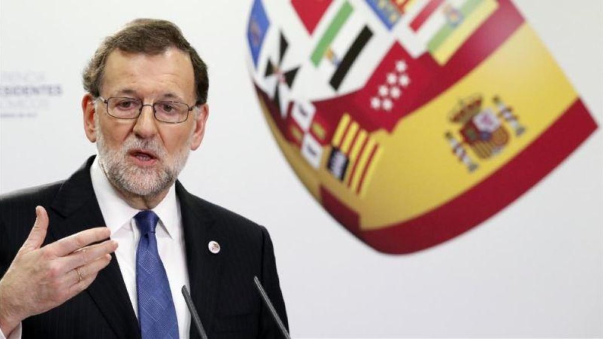 El presidente del Gobierno, Mariano Rajoy, comparece ante la prensa tras la conferencia de presidentes del 17 de enero.-EFE / ZIPI