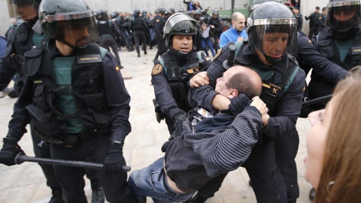 La Guardia Civil intercepta a un manifestante-RAYMOND ROIG