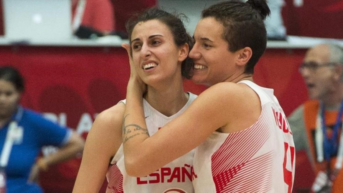Alba Torrens y Laura Nicholls, puntales de la selección española.-AP / TIBOR ILYES