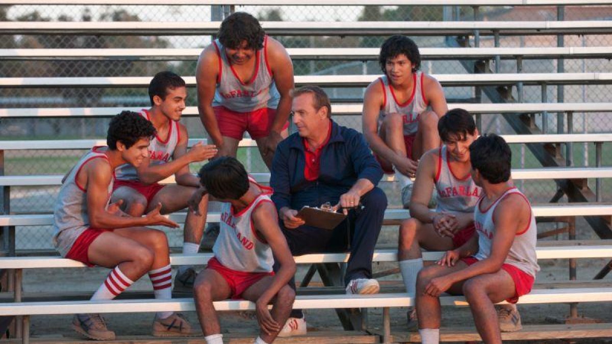 Kevin Costner (centro), en la película McFarland.-EL PERIÓDICO