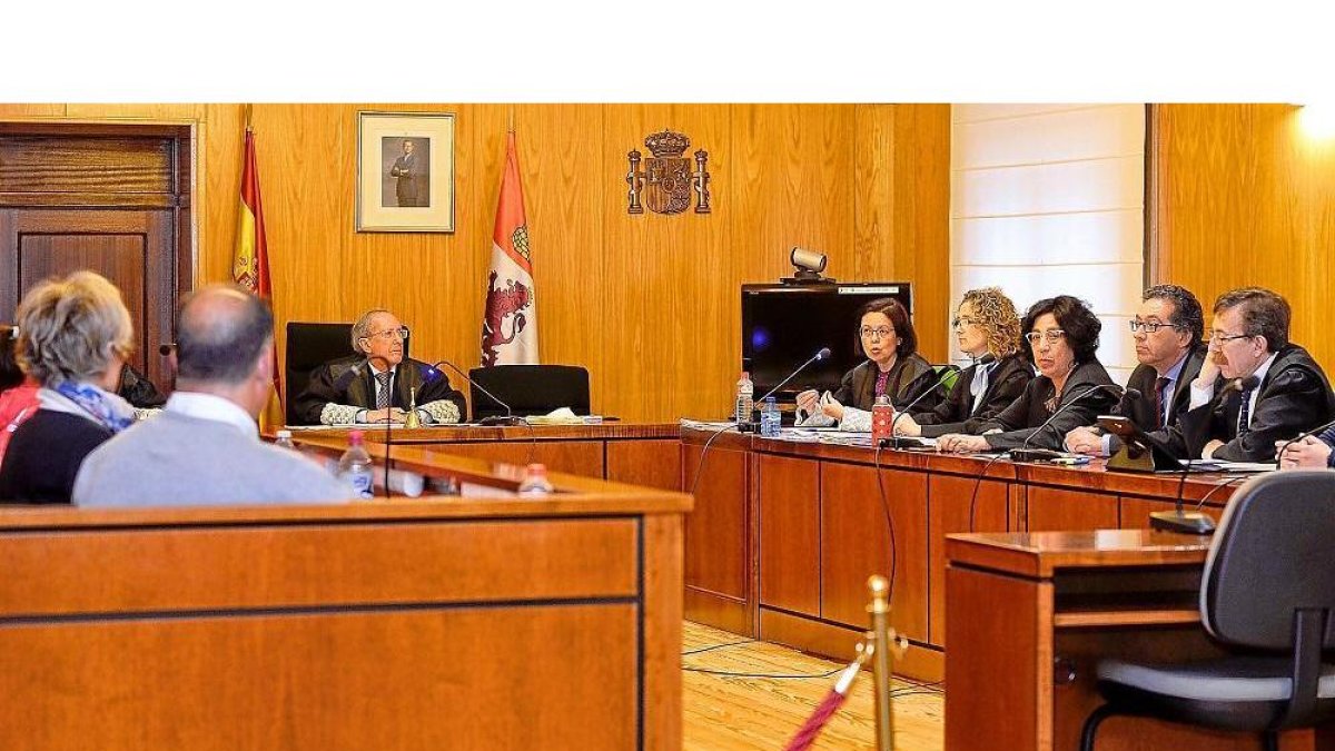 Las acusaciones publica, particular y populares, y las defensas, exponen sus conclusiones finales ante el jurado.-EFE-POOL