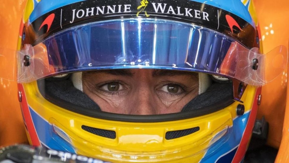 Fernando Alonso, pensativo en el box de McLaren-Honda en el circuito de Spa.-EFE / VALDRIN XHEMAJ