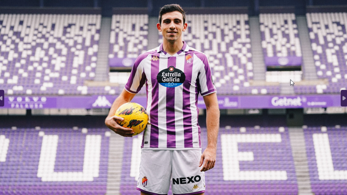 César Tárrega, con la camiseta del Real Valladolid en su presentación. / RVCF