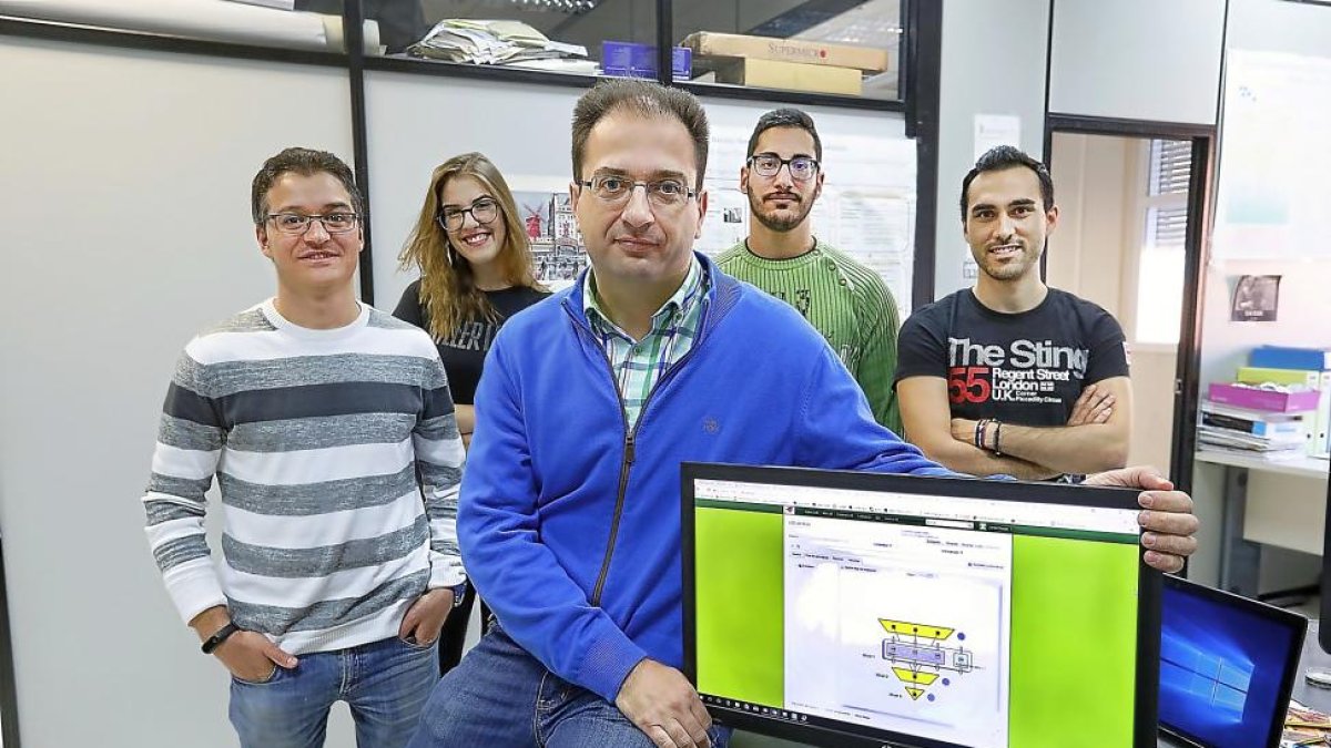 Juan Ignacio Asensio con su equipo en las instalaciones de la Escuela Técnica Superior de Ingenieros de Telecomunicaciones de la Universidad de Valladolid.-J. M. LOSTAU
