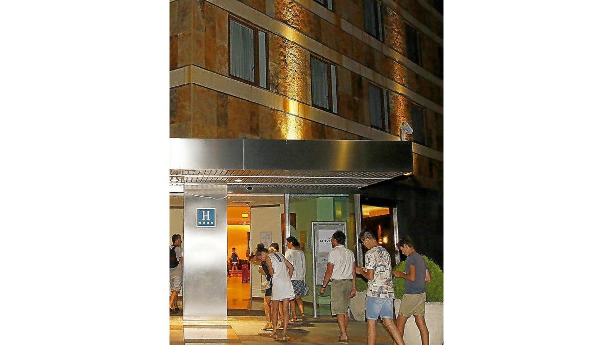 Un grupo de personas vuelve al hotel del que fueron evacuados.-J. M. LOSTAU