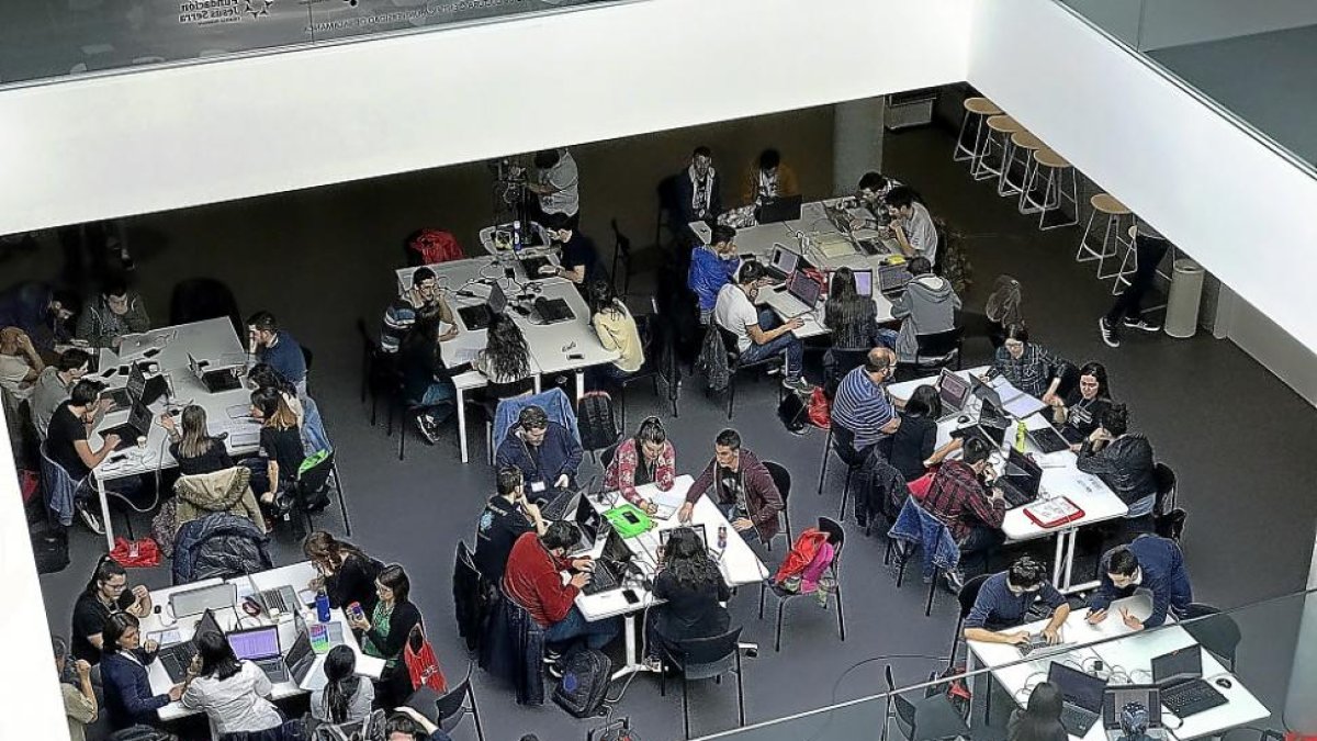 Varios grupos de trabajo trabajan durante la última edición de HackForGood.-E.M.