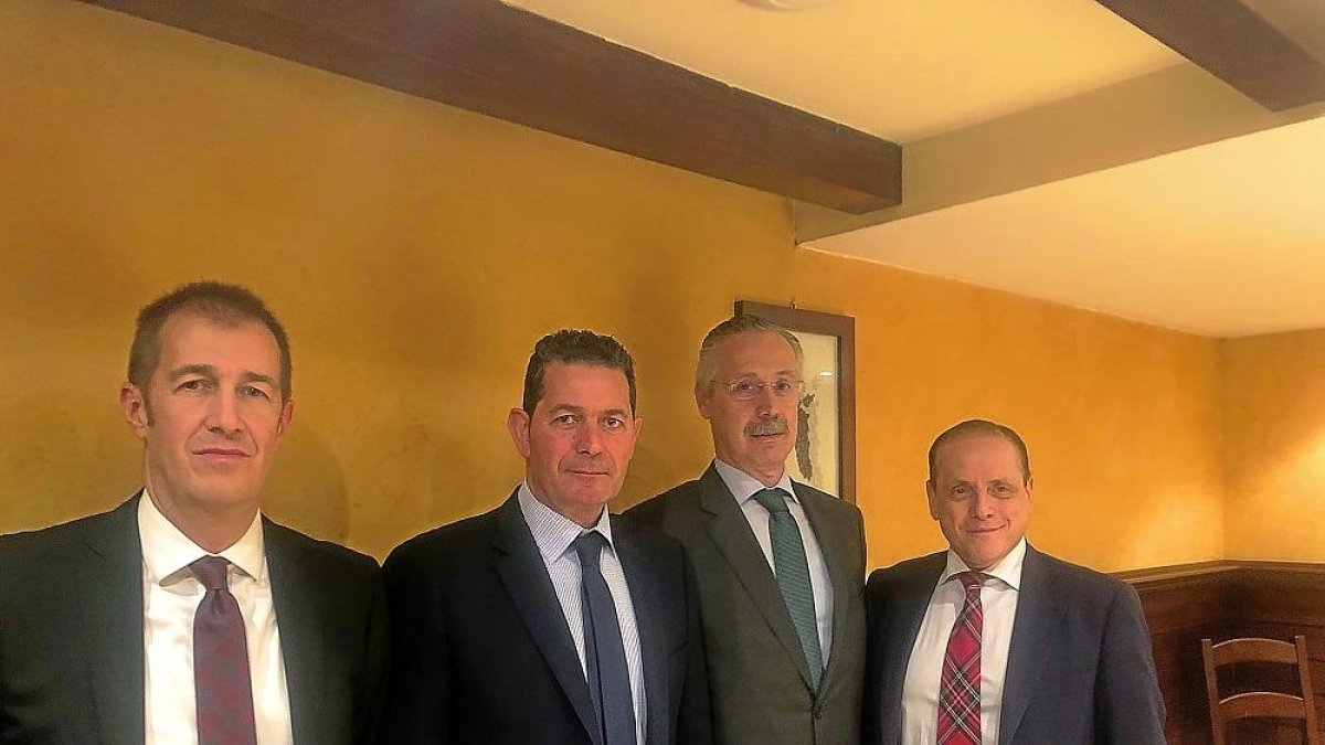 Los directores de los centros de El Corte Inglés, Óscar Peñaranda, Jesús Martín y Santiago Martín y el director regional de Comunicación, José Antonio Lobato.-E. M.