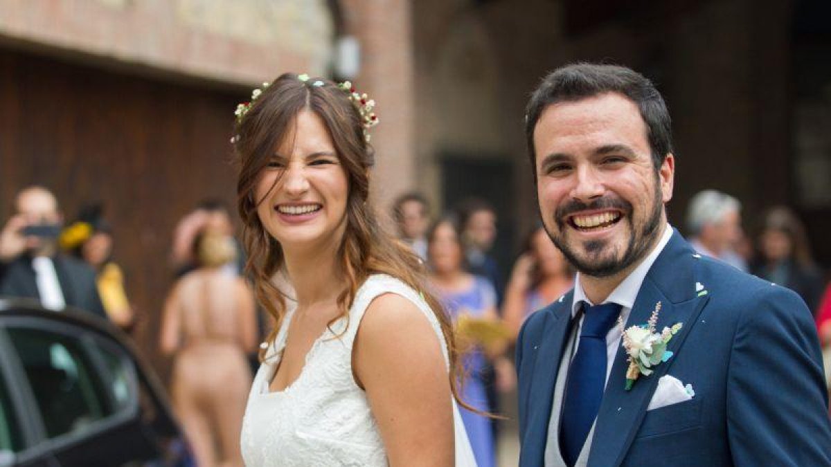 El coordinador federal de Izquierda Unida (IU), Alberto Garzón, y su pareja Anna Ruiz, tras darse el sí quiero.-ABEL ALONSO (EFE)
