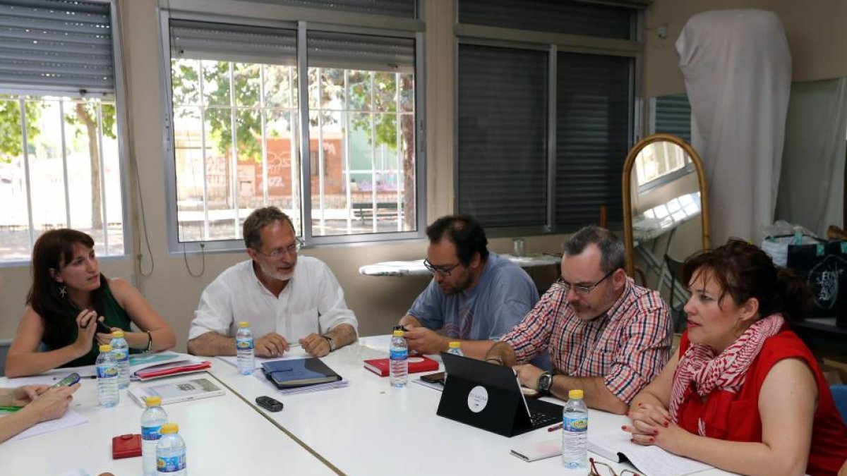 Los concejales electos de VTLP Manuel Saravia, y de Sí Se Puede Charo Chávez (D), durante la reunión entre ambas formaciones en Valladolid-ICAL