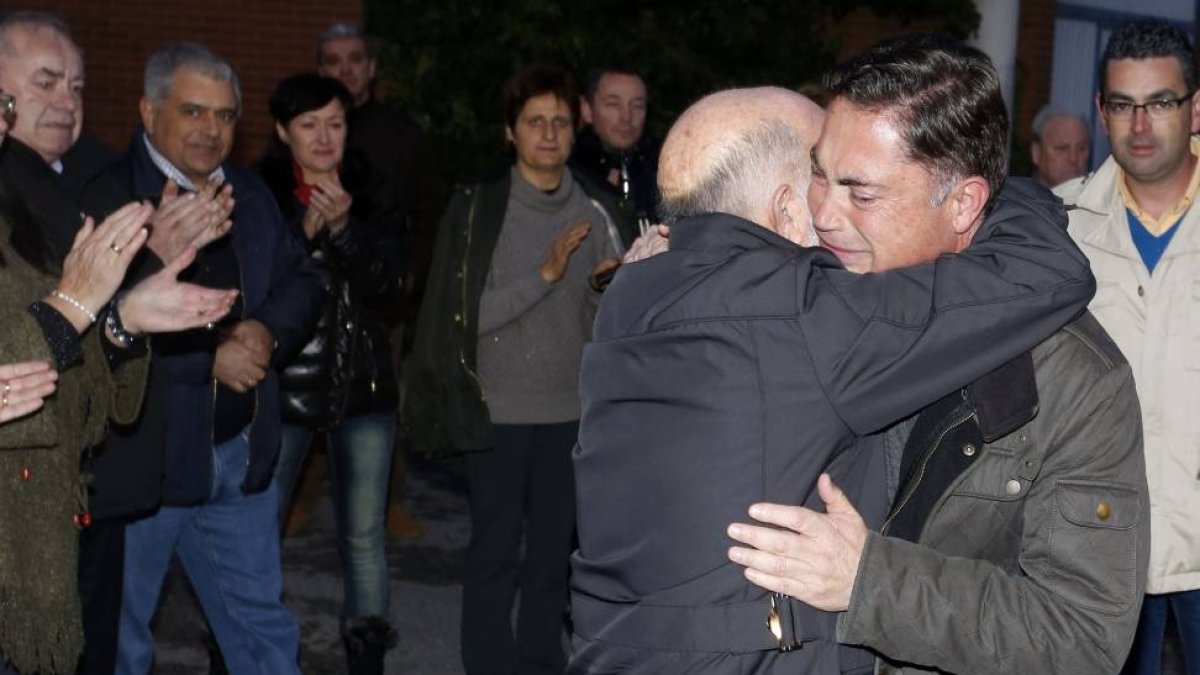 Marcos Martínez es abrazado y vitoreado por los vecinos de Lorenzana (León)-Ical