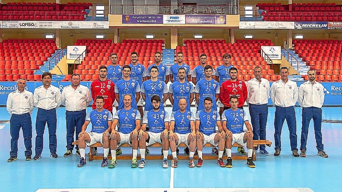 Plantilla del Recoletas Atlético Valladolid que iniciará su tercera campaña en Asobal este sábado en Cuenca.-ELMUNDO