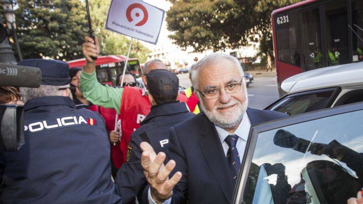 El expresidente de Les Corts Juan Cotino, recibido al grito de '¡Al infierno!' en el juzgado.-Foto: MIGUEL LORENZO