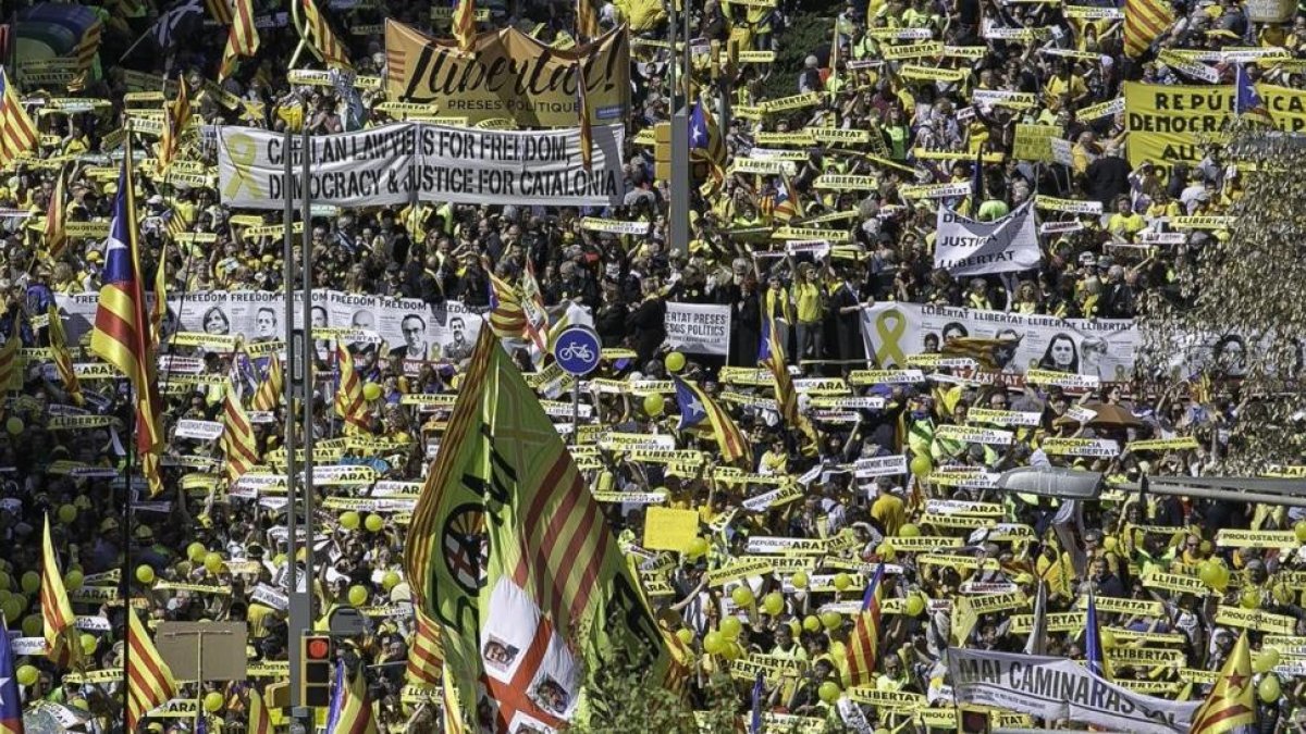Una imagen de la manifestación del pasado domingo, 15 de abril, en Barcelona por la excarcelación de los presos independentistas.-/ JOAN CORTADELLAS