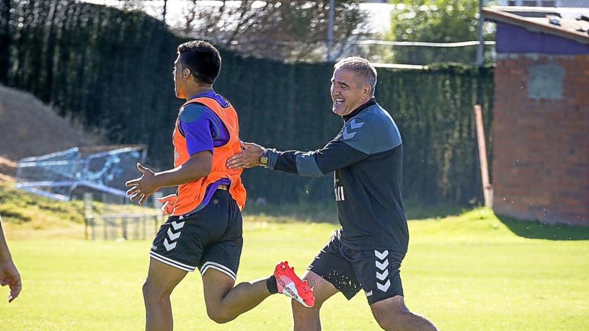 Paco Herrera impulsa con una sonrisa a Iban Salvador durante un entrenamiento.-MIGUEL ÁNGEL SANTOS
