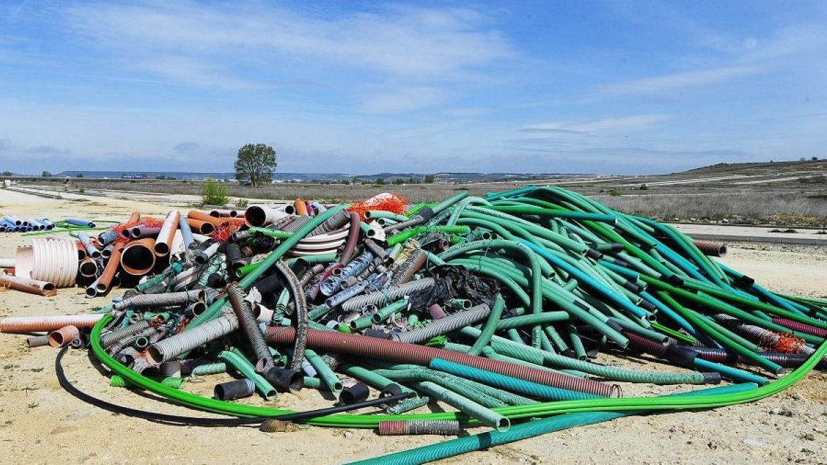 Material y tuberías amontonadas en la explanada de la obra del Parque Tecnológico.-ISRAEL L. MURILLO