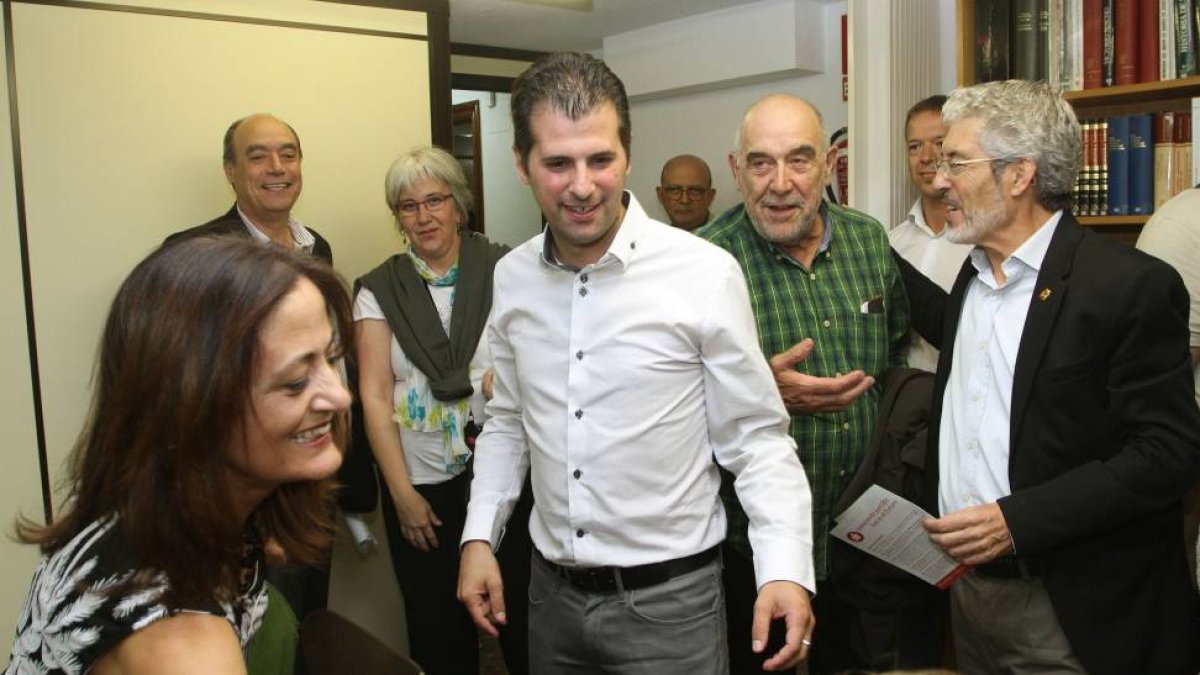 El precandidato a la Secretaría General del PSCyL-PSOE, Luis Tudanca (D) en el encuentro con militantes de la provincia de Palencia en la sede del PSOE palentino-Ical