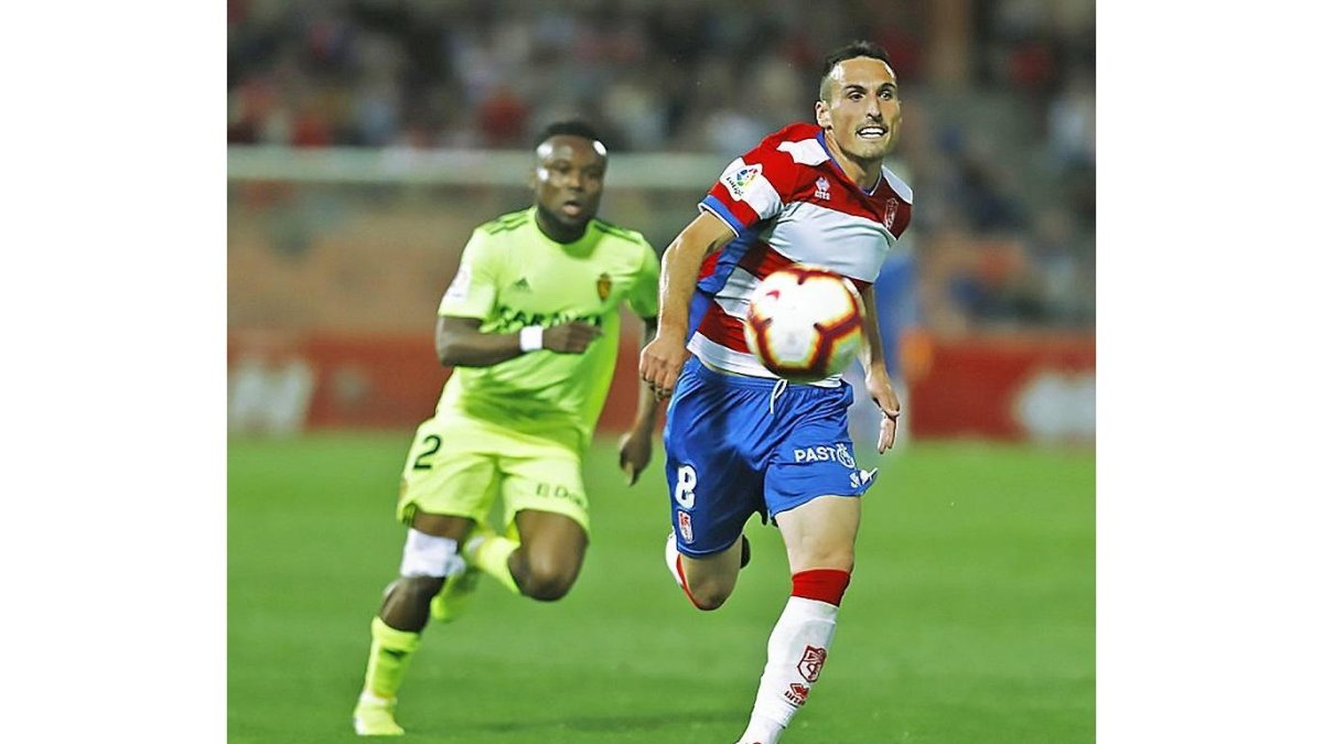 Fede San Emeterio corre tras el balón perseguido por Igbekeme en el partido Granada-Zaragoza.-LALIGA