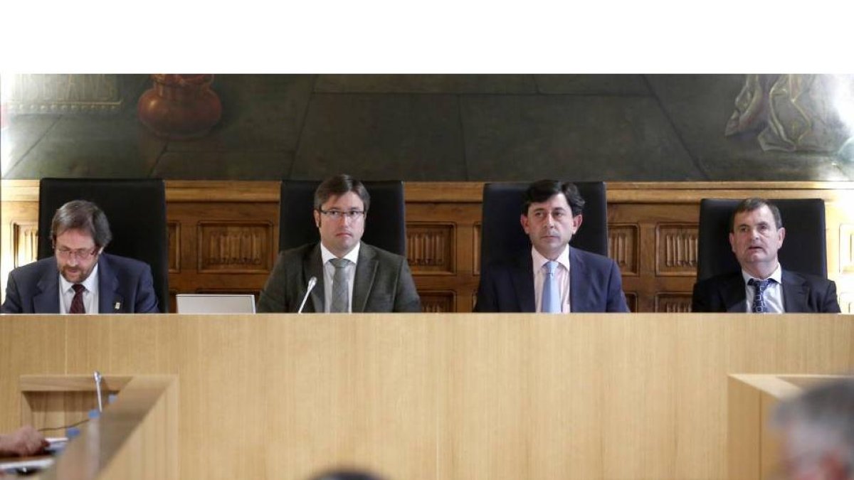 El presidente de la Diputación de León, Emilio Orejas, preside el Pleno Ordinario de la institución provincial-Ical