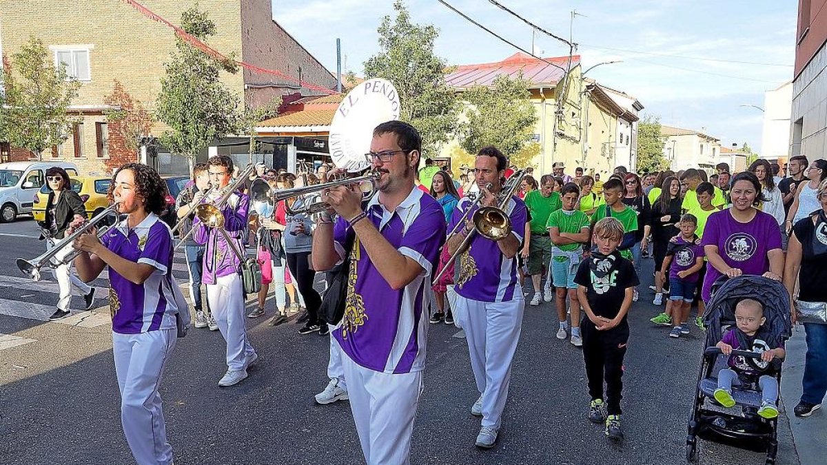 Una charanga abre el paso al desfile de peñas en el barrio de la Overuela.-PABLO REQUEJO/PHOTOGENIC
