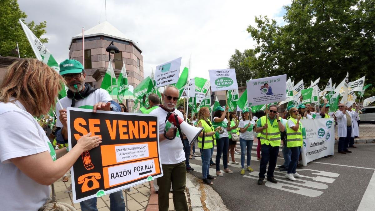 Medio centenar de personas pertenecientes al sindicato de Enfermería Satse de Castilla y León, se concentra frente a la sede de la Presidencia de la Junta para exigir las 35 horas para los profesionales sanitarios y sociosanitarios de la Junta-Rubén Cacho / ICAL