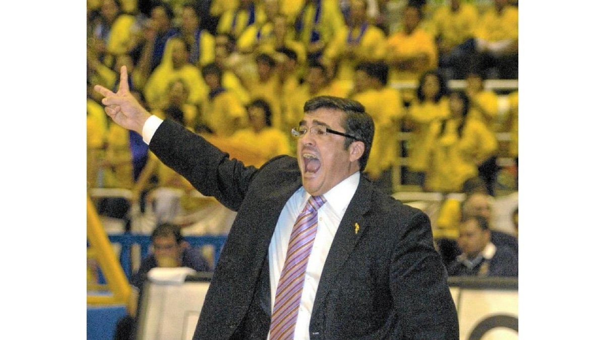 Paco García, la última vez dirigiendo el banquillo vallisoletano en la campaña 2009-2010.-EL MUNDO