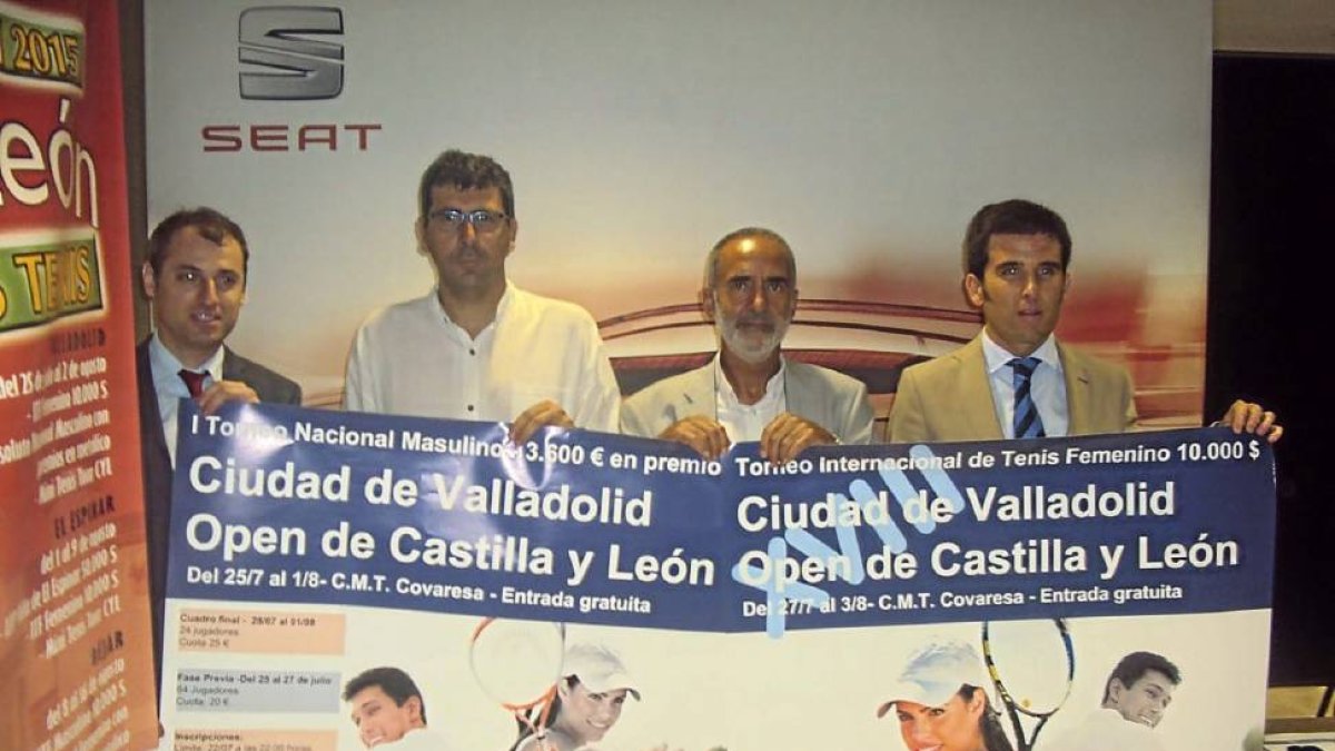 Dirigentes de la Federación de Tenis y autoridades locales y regionales, durante la presentación de los torneos masculino y femenino. E-E.M