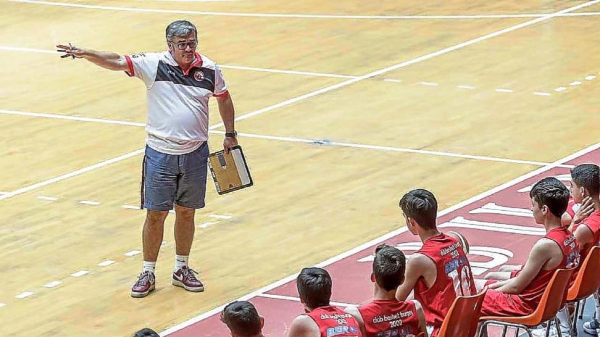 Paco García se dirige a jugadores del Basket Burgos 2002 durante la alocución de su charla.-SANTI OTERO