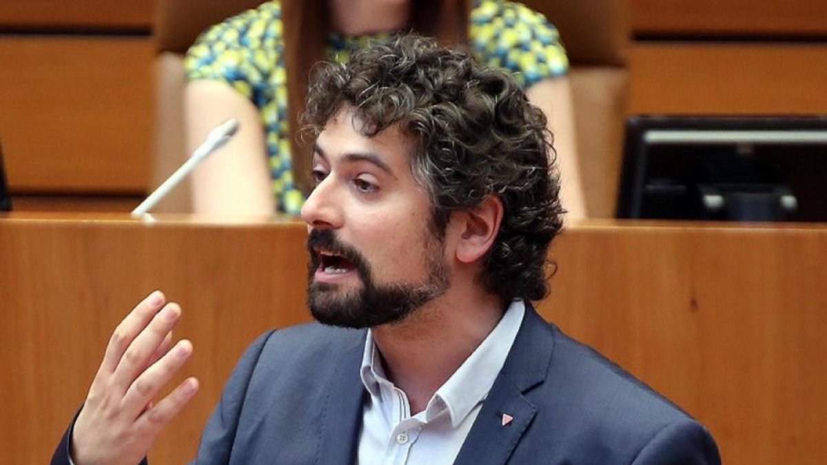 El portavoz del Grupo Mixto, José Sarrión, durante la celebración del Pleno de presupuestos.-ICAL