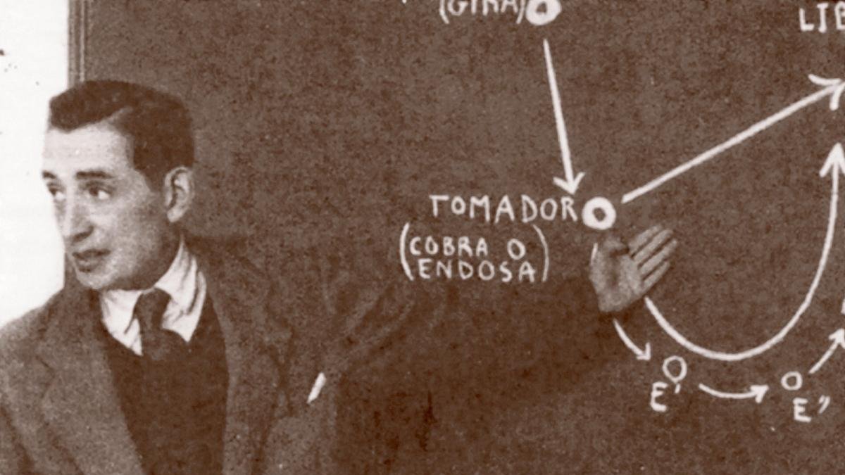 Miguel Delibes en la pizarra.-EL MUNDO