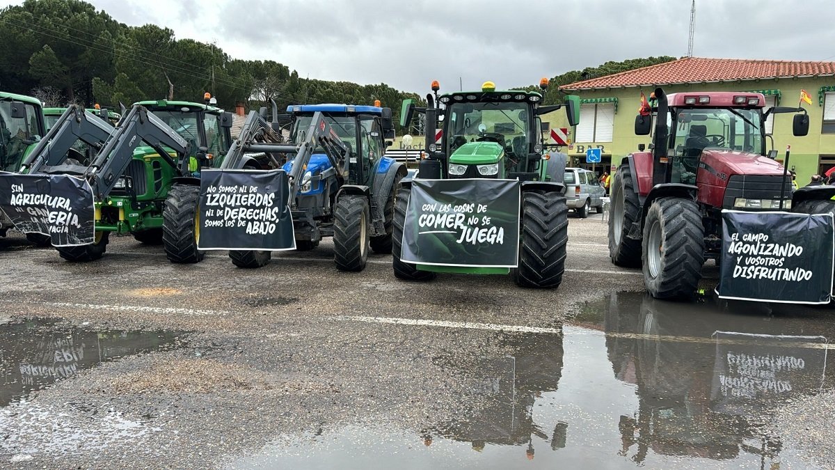 Los agricultores este sábado en Traspinedo. -E.M.