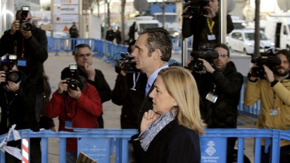 La infanta Cristina, junto a su esposo Iñaki Urdangarin, a su llegada hoy a la Escuela Balear de la Administración Pública (EBAP), donde continúa el interrogatorio del fiscal Anticorrupción Pedro Horrach al marido de la Infanta en el juicio del caso Nóos -EFE