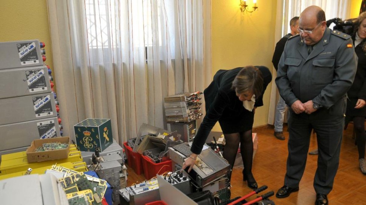 La subdelegada del Gobierno, Pilar Sanz, y el teniente coronel de la Guardia Civil, Fernando Gil, presentan la última operación realizada por este cuerpo de seguridad.-ICAL