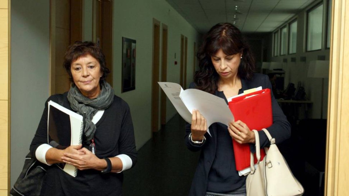La viceportavoz socialista en las Cortes de Castilla y León, Ana Redondo (D), y la portavoz de Sanidad, Mercedes Martín, informan en rueda de prensa de asuntos de actualidad parlamentaria-Ical