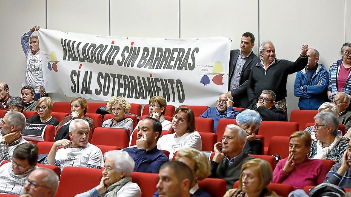 Algunos vecinos portaron pancartas a favor del soterramiento en el acto de exposición del nuevo PGOUcelebrado en el Centro Cívico Pilarica.-J.M. LOSTAU