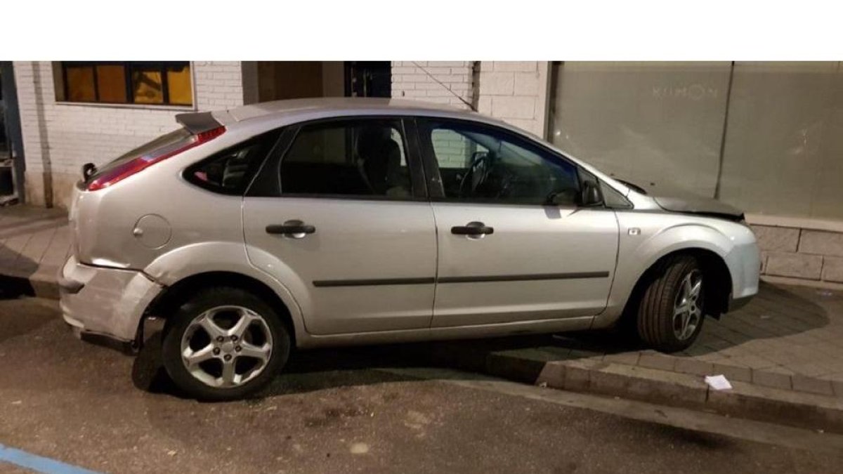 Imagen del vehículo que subió a la acera.-@PoliciaVLL